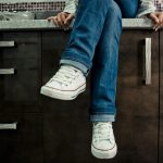 230328_crossed-legs_00001